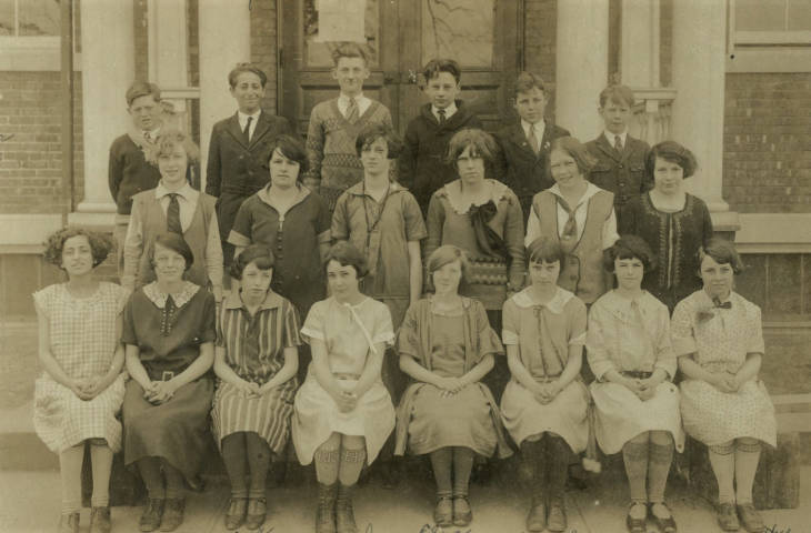 Black and white class photo taken in 1924 in front of the Chestnut Street School